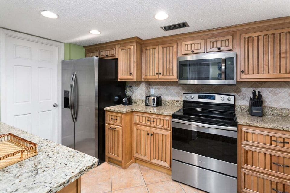 North Breakers 300 - Kitchen with stainless appliances