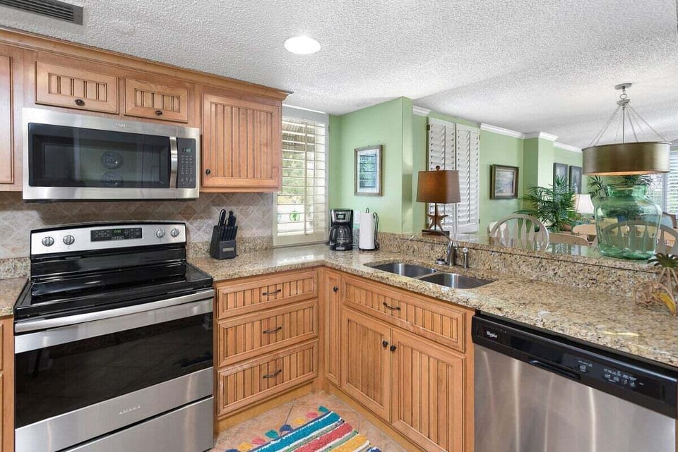 North Breakers 300 - Kitchen with stainless appliances