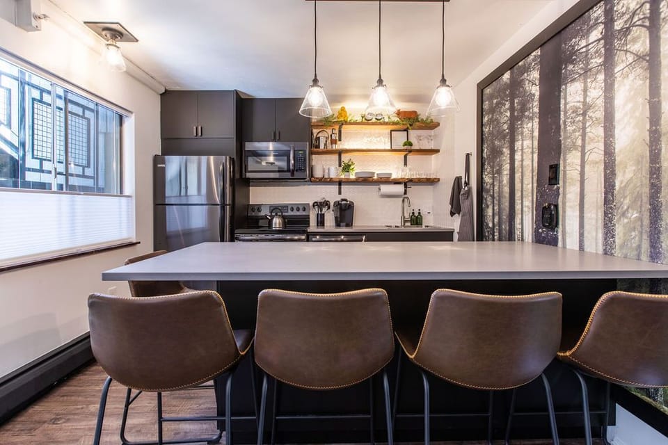 Kitchen counter top bar with seats for up to 6