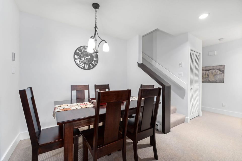 A dining area that seats 6 comfortably