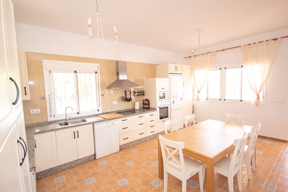 Enjoy the cuisine of this Villa in Cártama