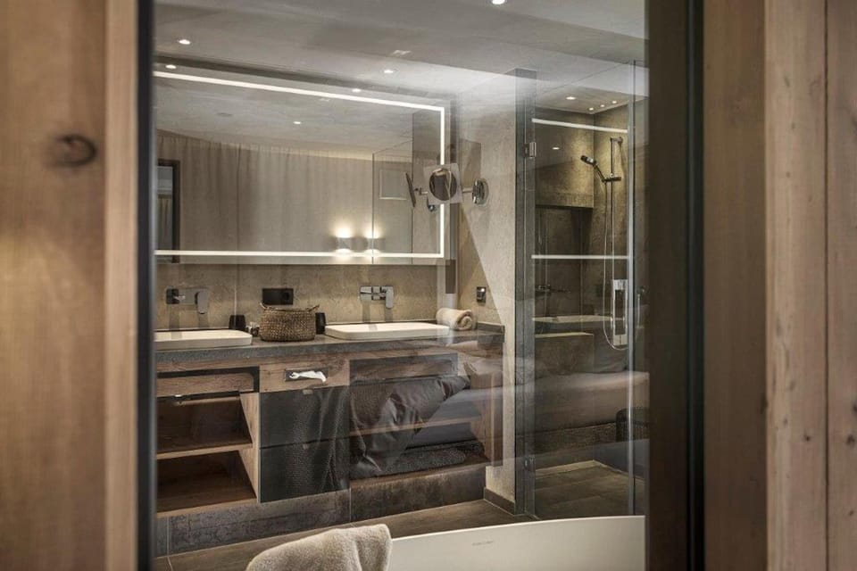 Deluxe Suite, 1 Bedroom, Balcony | Bathroom | Shower, free toiletries, hair dryer, towels