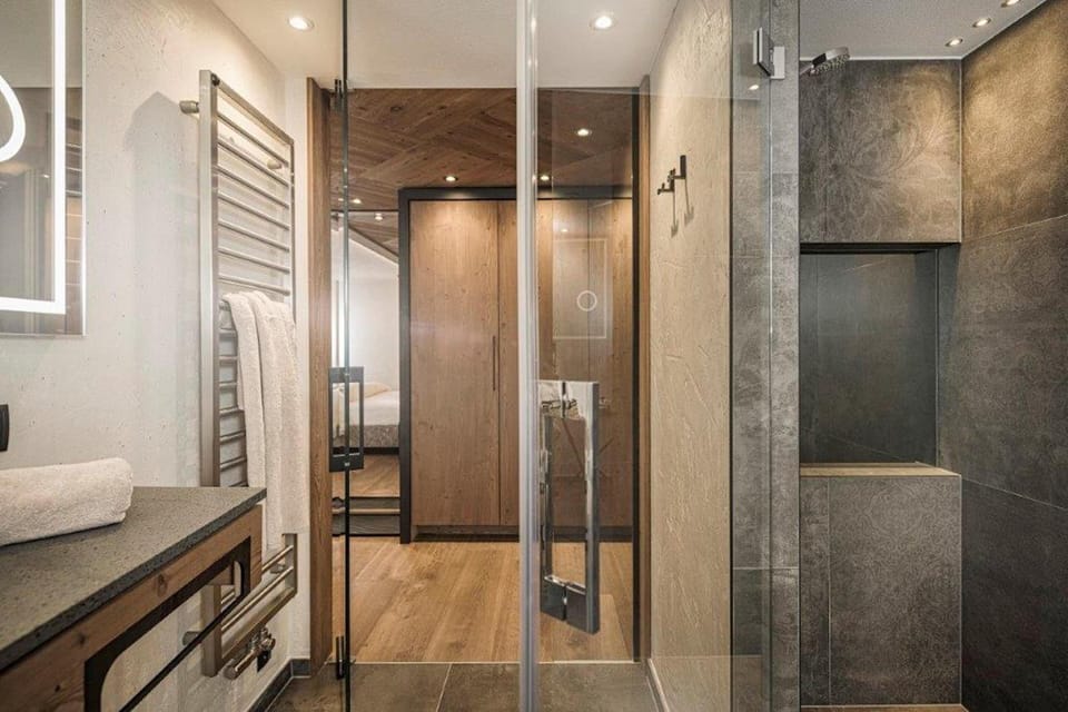 Shower, free toiletries, hair dryer, towels