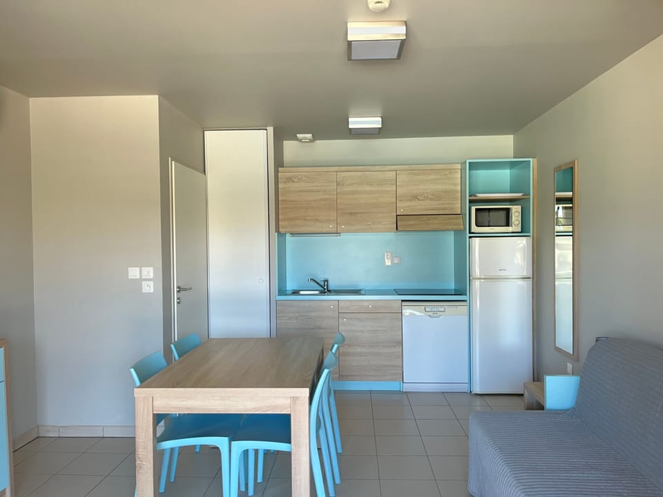 Free on-site parking means you can load up on groceries and cook right here at the dining table.