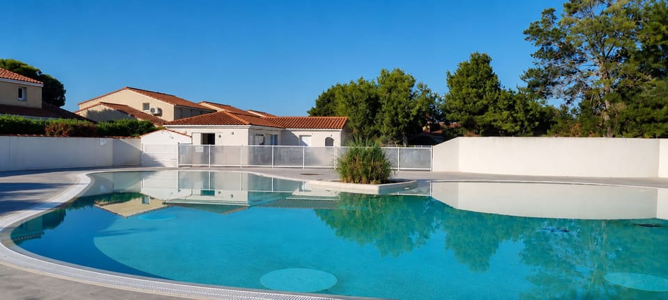 Enjoy the warm weather directly from the pool.