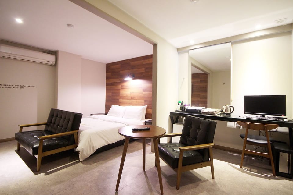 Suite (Double) | Blackout drapes, free WiFi, bed sheets