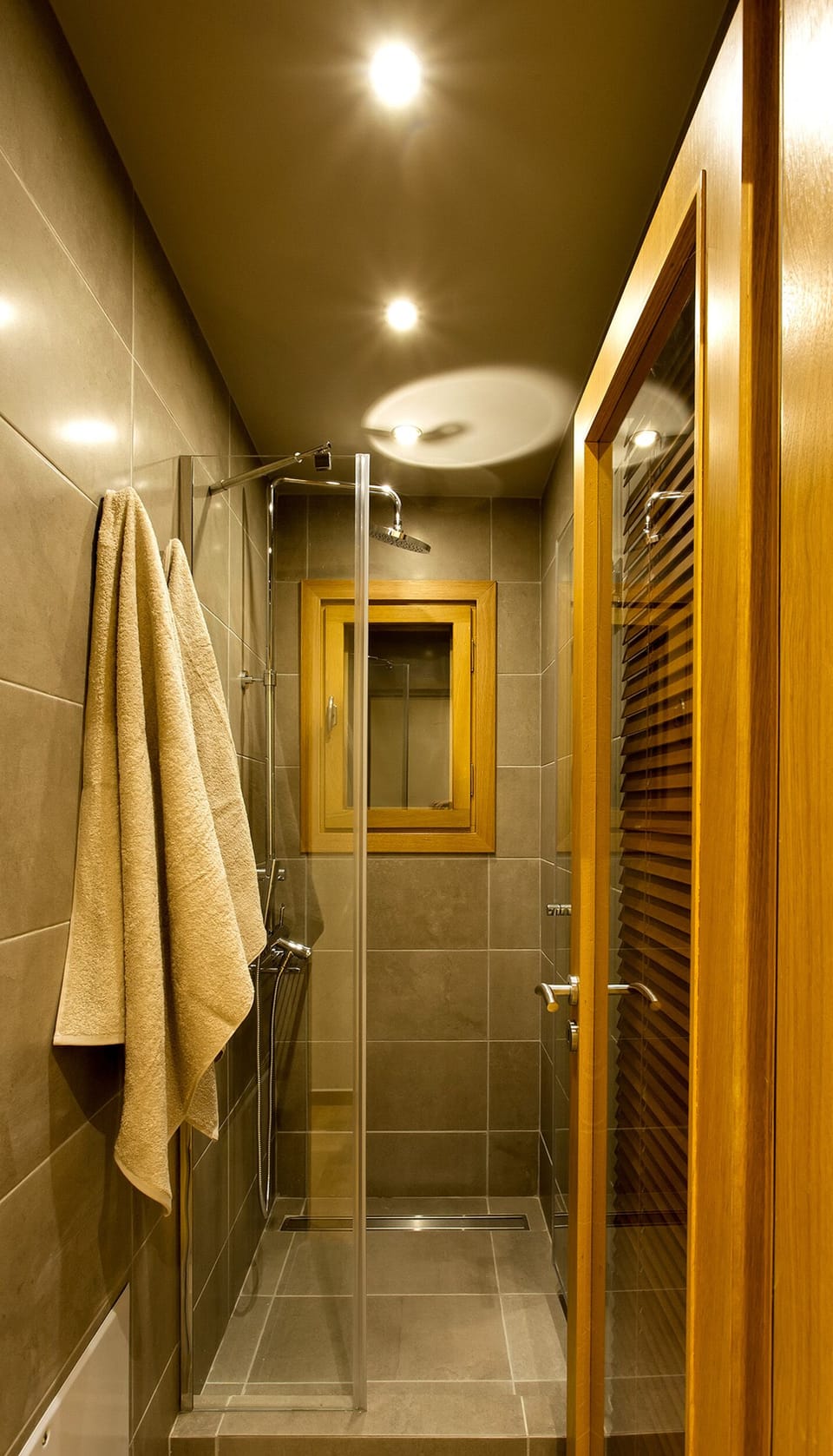 Separated second shower.