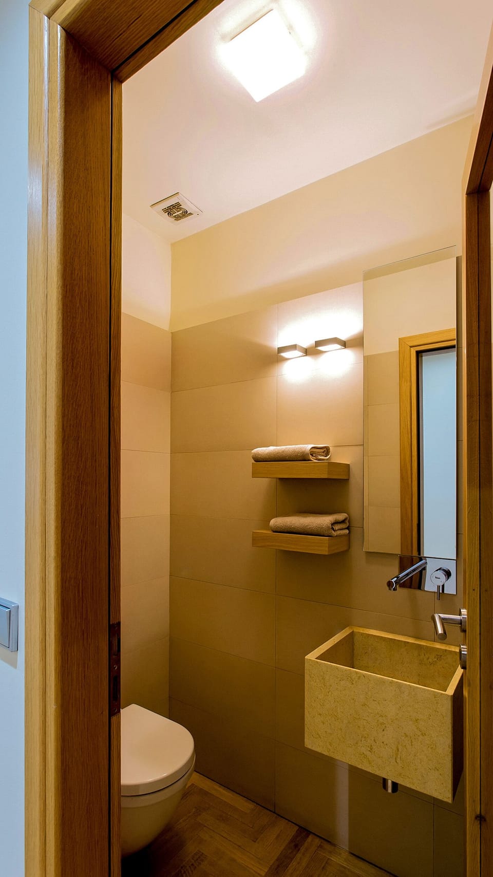Second bathroom with a seperated toilet.
