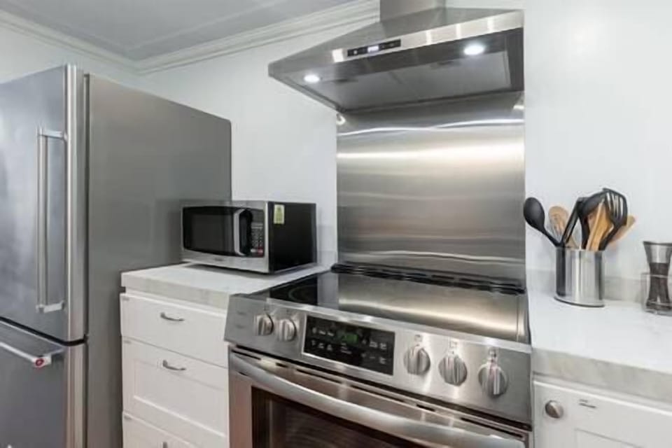 The stove has easy to clean ceramic glass cooktop and oven. Full set of pots and pans and utensils 