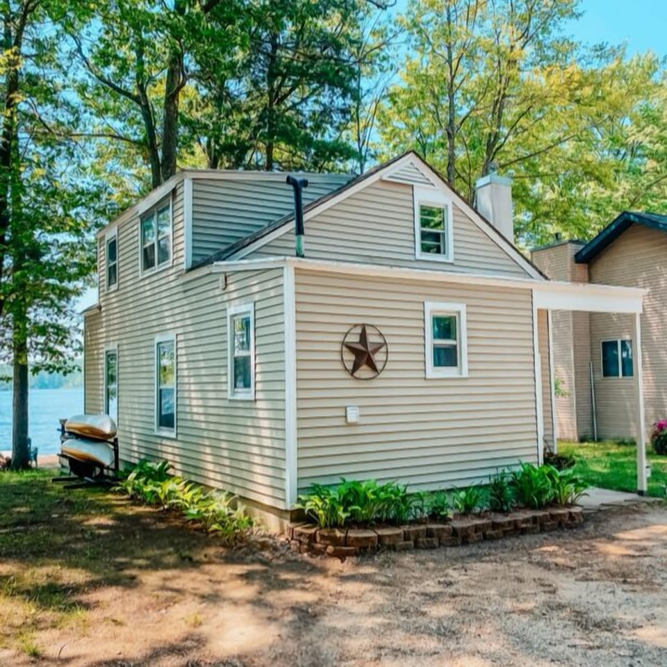 Welcome to Whitetail Cottage on Bass Lake in Traverse City, Michigan!