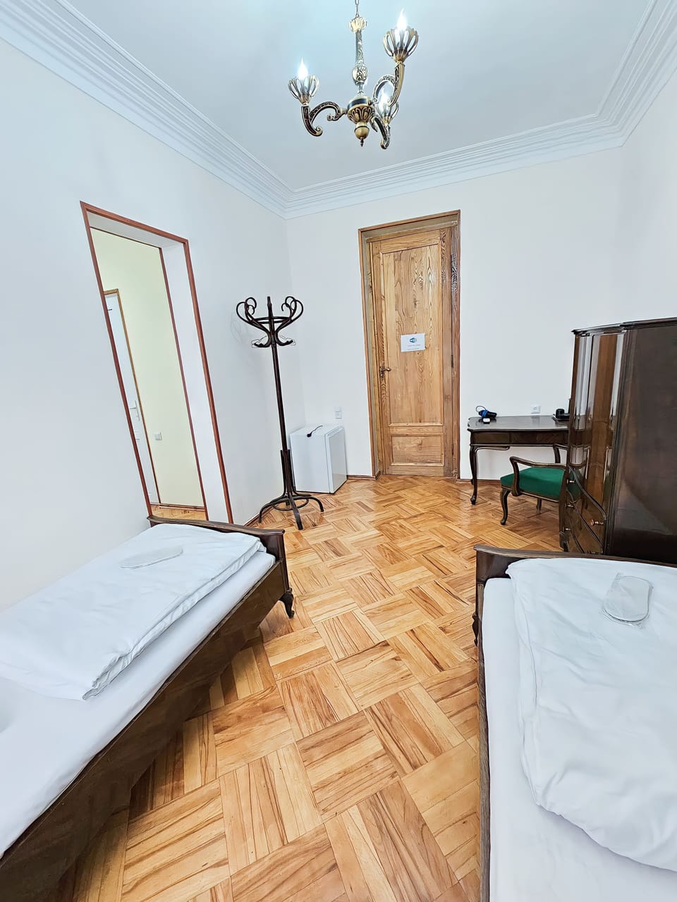 Suite | Desk, laptop workspace, soundproofing, free WiFi