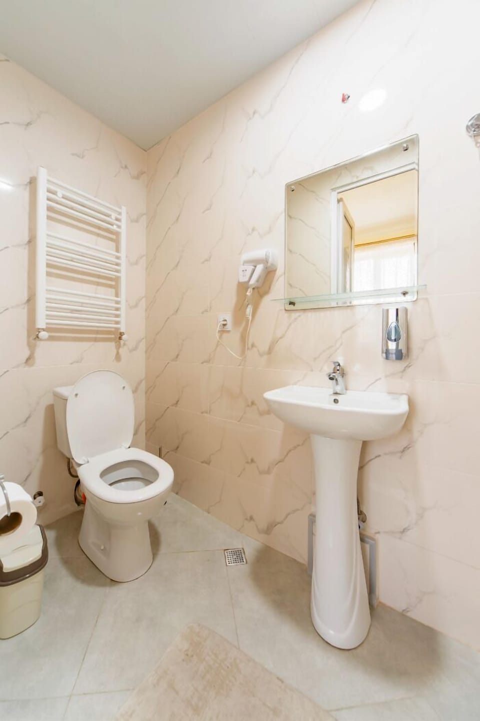 Suite | Bathroom | Free toiletries, hair dryer, slippers, towels