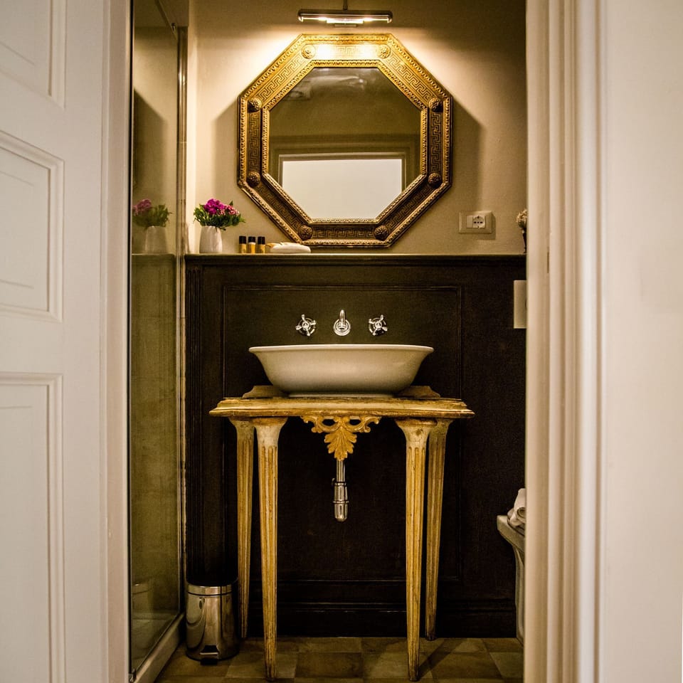 Luxury Room | Bathroom | Shower, free toiletries, hair dryer, bidet