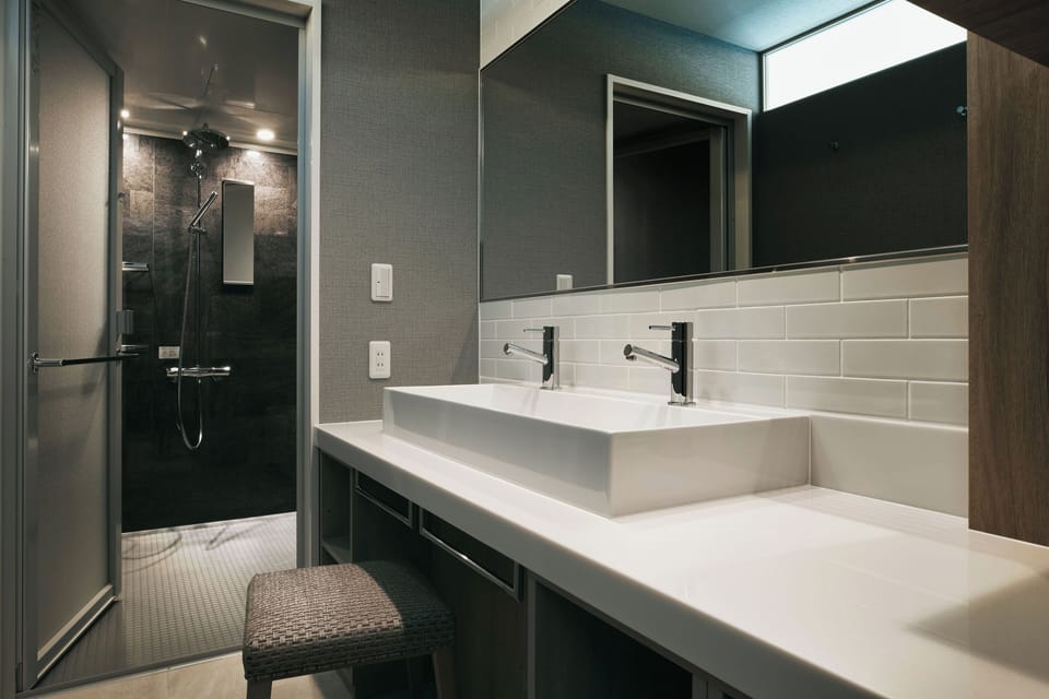 Premium Deluxe Tower View Twin Room, Non Smoking | Bathroom | Designer toiletries, hair dryer, slippers, bidet