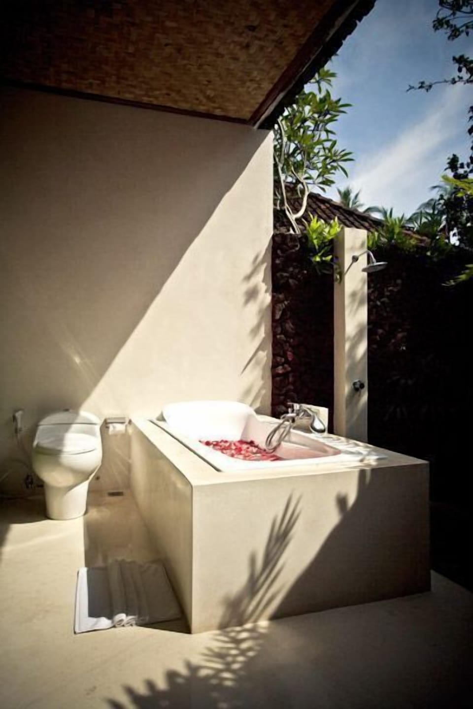 Deluxe Room | Bathroom | Deep soaking tub, free toiletries, hair dryer, slippers