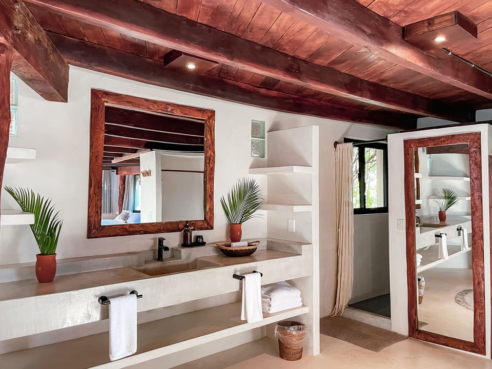 Triple Room | Bathroom | Shower, free toiletries, shampoo