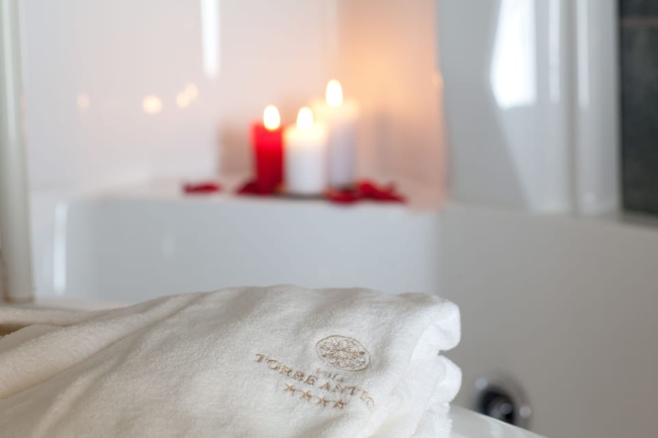 Deluxe Suite, 1 Double Bed, Accessible, Bathtub | Jetted tub