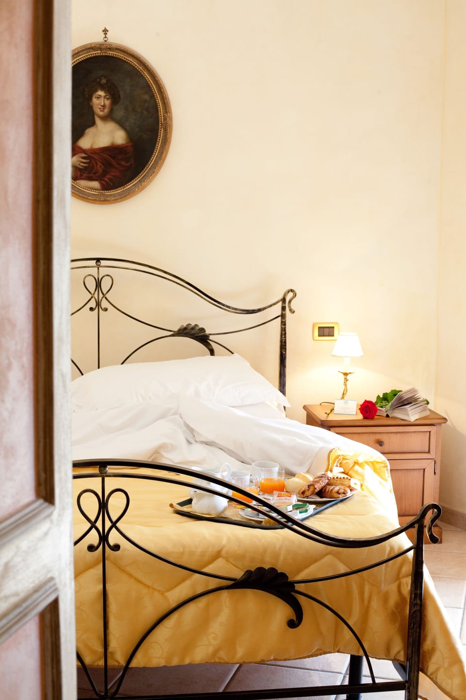 Deluxe Suite, 1 Double Bed, Accessible, Bathtub | Down comforters, in-room safe, iron/ironing board