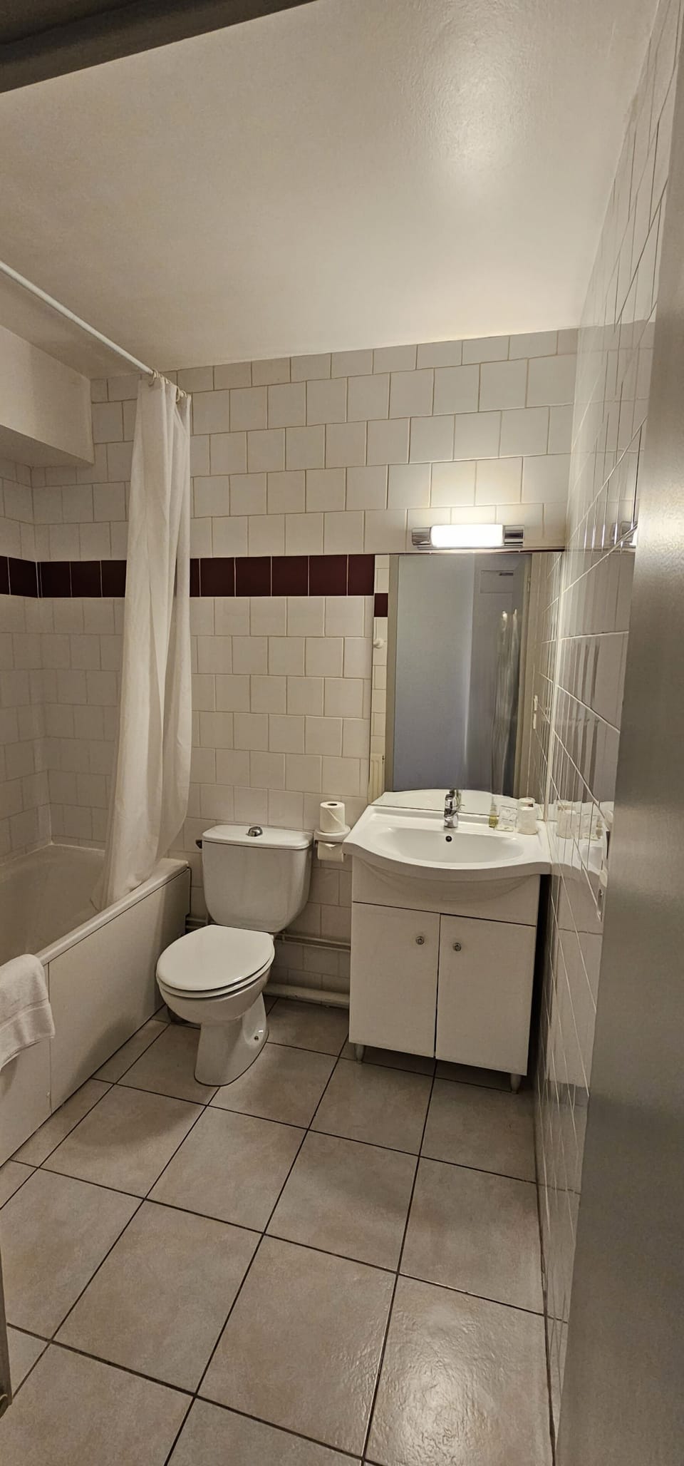 Bathtub, free toiletries, hair dryer, towels
