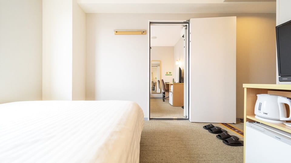 Connecting Room, Non Smoking | Desk, laptop workspace, soundproofing, iron/ironing board