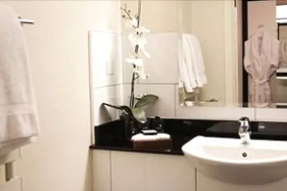Bathroom sink