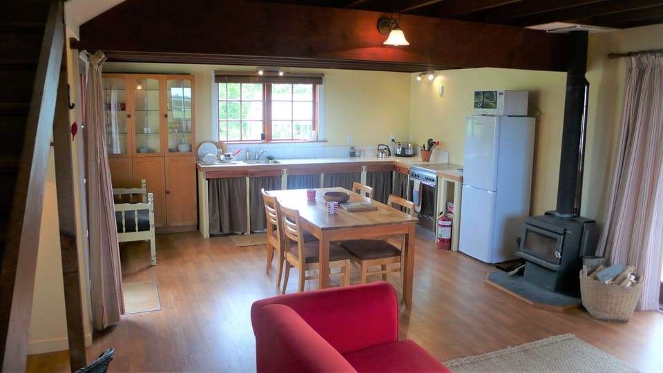 Stablehand Quarters 2 Bedrooms Self-Catering  Holiday House | Private kitchen | Cleaning supplies
