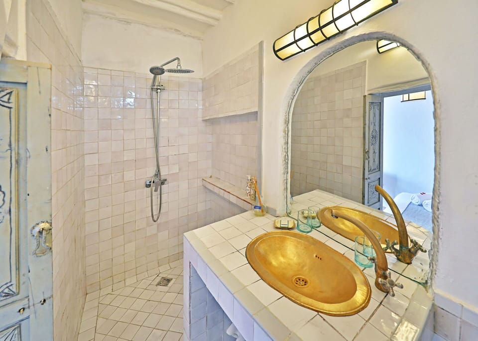 Comfort Double Room, Private Bathroom | Bathroom | Hair dryer, towels, soap, shampoo