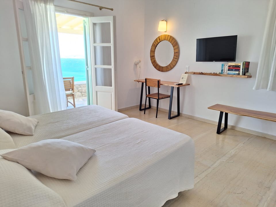 Comfort Studio Suite, 1 Double or 2 Twin Beds, Sea View | In-room safe, blackout drapes, free cribs/infant beds, free WiFi