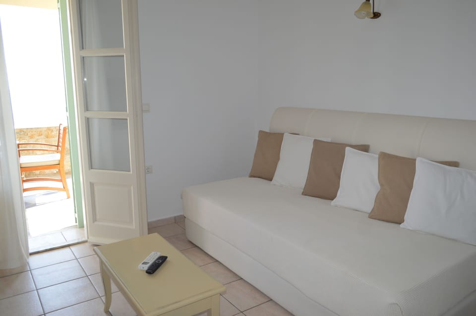 Comfort Studio Suite, 3 Twin Beds (For 3) | In-room safe, blackout drapes, free cribs/infant beds, free WiFi