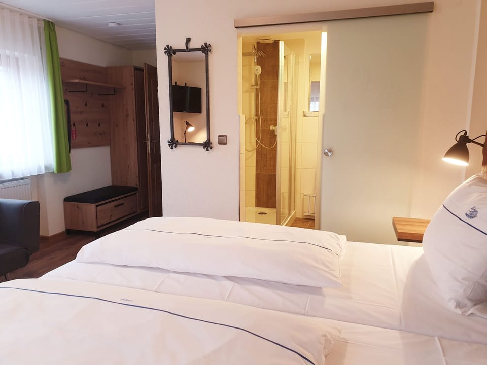 Comfort Room, 1 Queen Bed, Non Smoking | Premium bedding, individually furnished, desk, blackout drapes