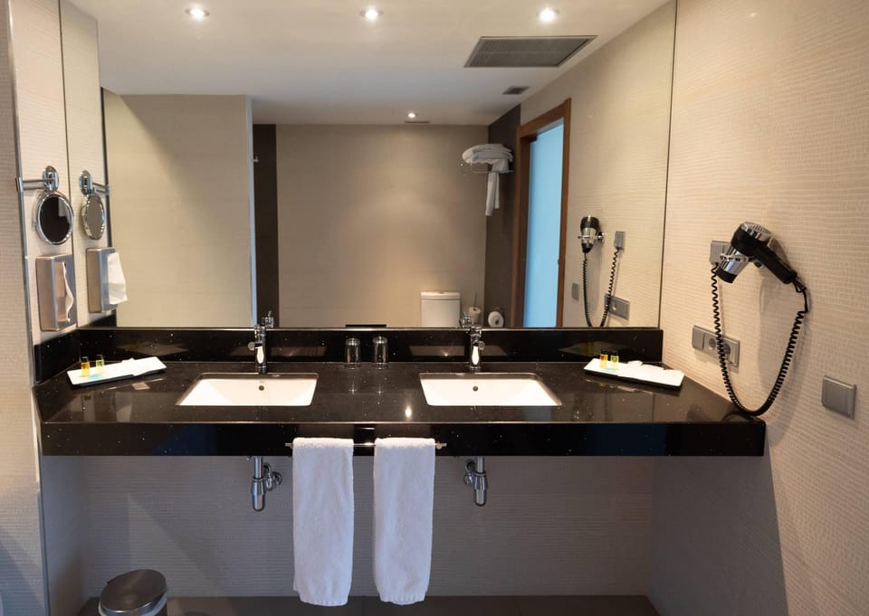 1 bedroom, premium bedding, minibar, in-room safe