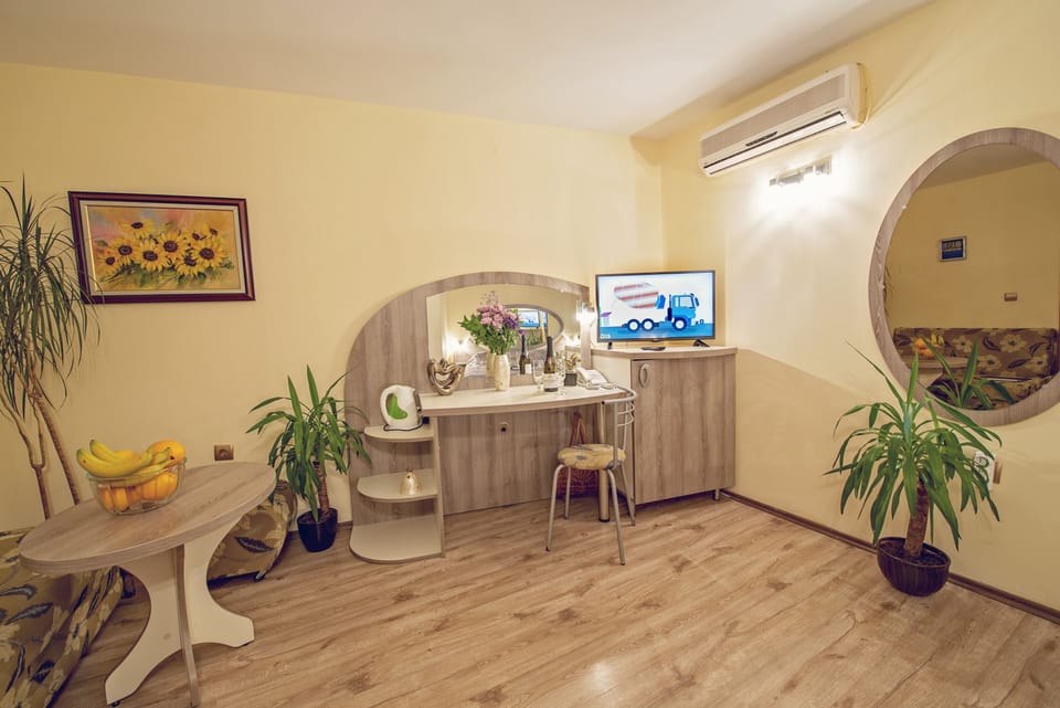 Suite | Premium bedding, minibar, desk, iron/ironing board