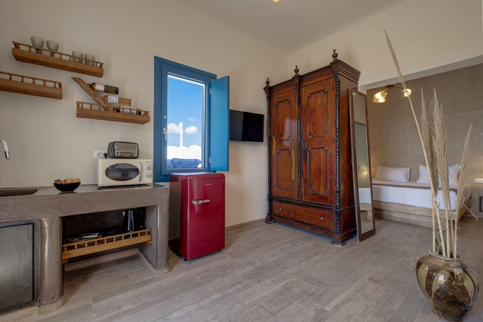 Meliti Suite with Private Hot Tub | Living area | 32-inch flat-screen TV with satellite channels, Smart TV, Netflix