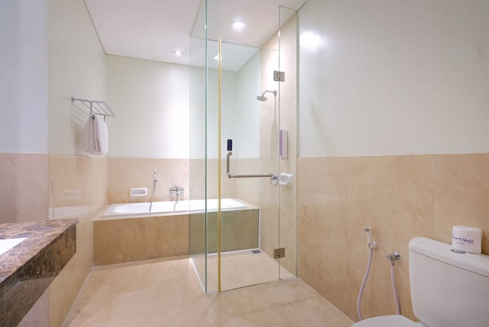 Executive Room | Bathroom | Shower, free toiletries, hair dryer, slippers
