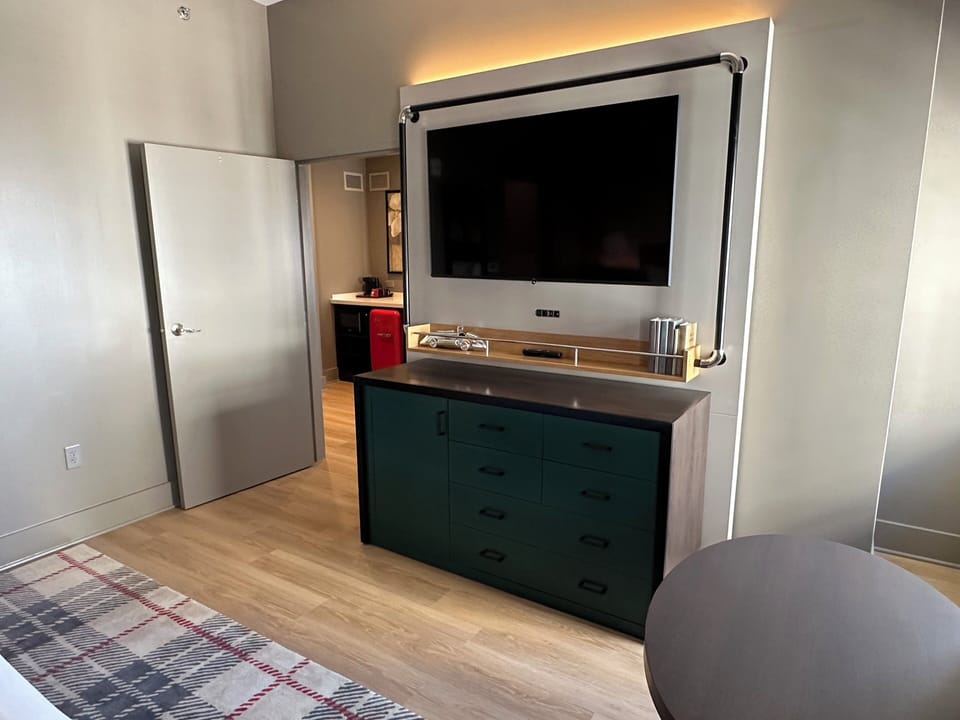 Premium bedding, in-room safe, desk, laptop workspace