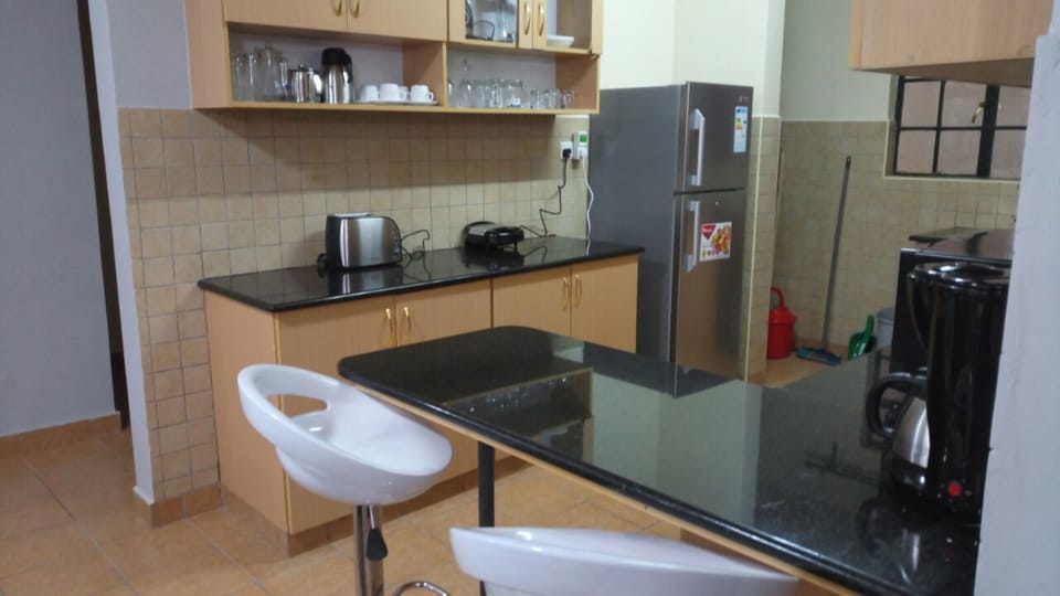 Apartment, 2 Bedrooms | Shared kitchen | Fridge, microwave, oven, stovetop