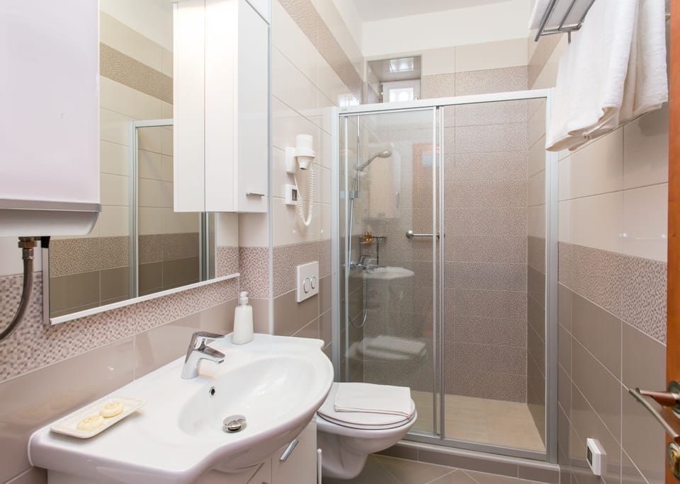 Triple Room, Sea View | Bathroom | Hair dryer, towels