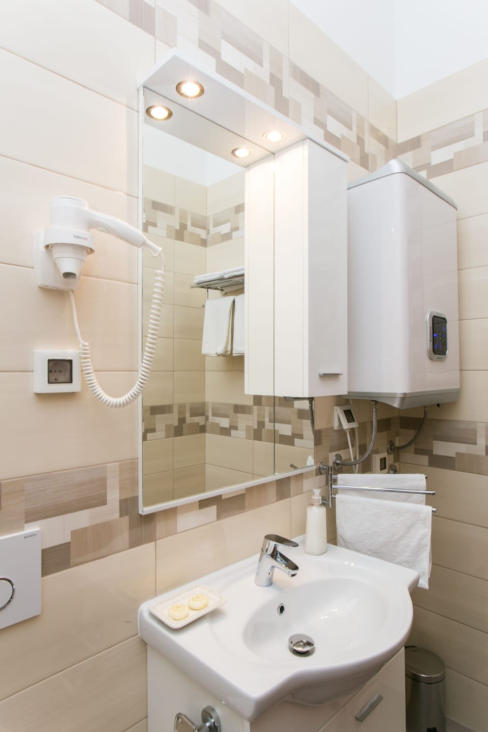 Double Room, City View | Bathroom | Hair dryer, towels