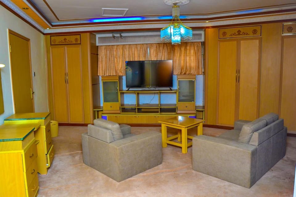 Executive Suite | Living area | Flat-screen TV