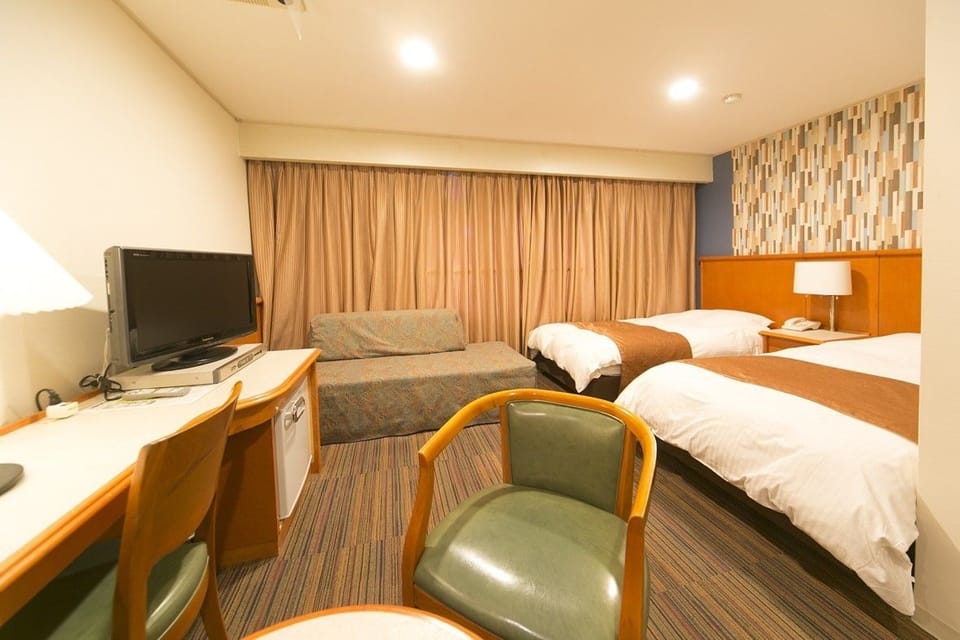 Deluxe Twin Room, Non Smoking | Desk, WiFi (free), bed sheets