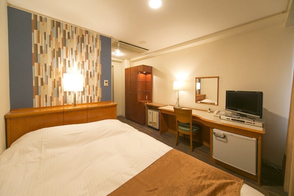Desk, WiFi (free), bed sheets