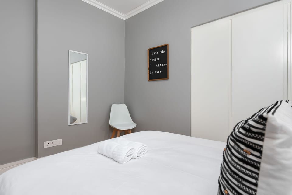 Premier Apartment | 3 bedrooms, premium bedding, desk, iron/ironing board