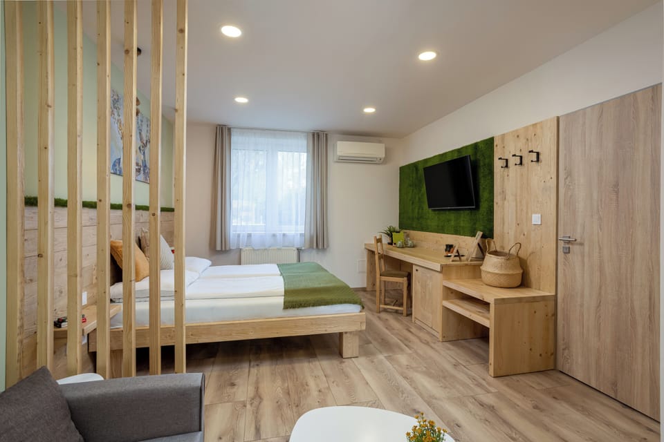 Design Room, 1 Queen Bed, Bathtub | Desk, laptop workspace, bed sheets