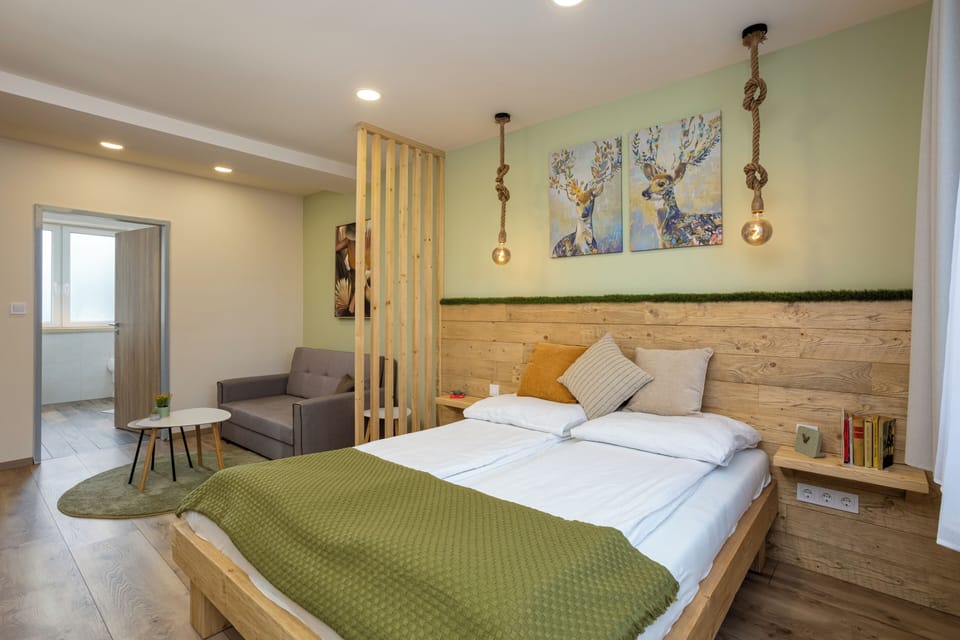 Design Room, 1 Queen Bed, Bathtub | Desk, laptop workspace, bed sheets