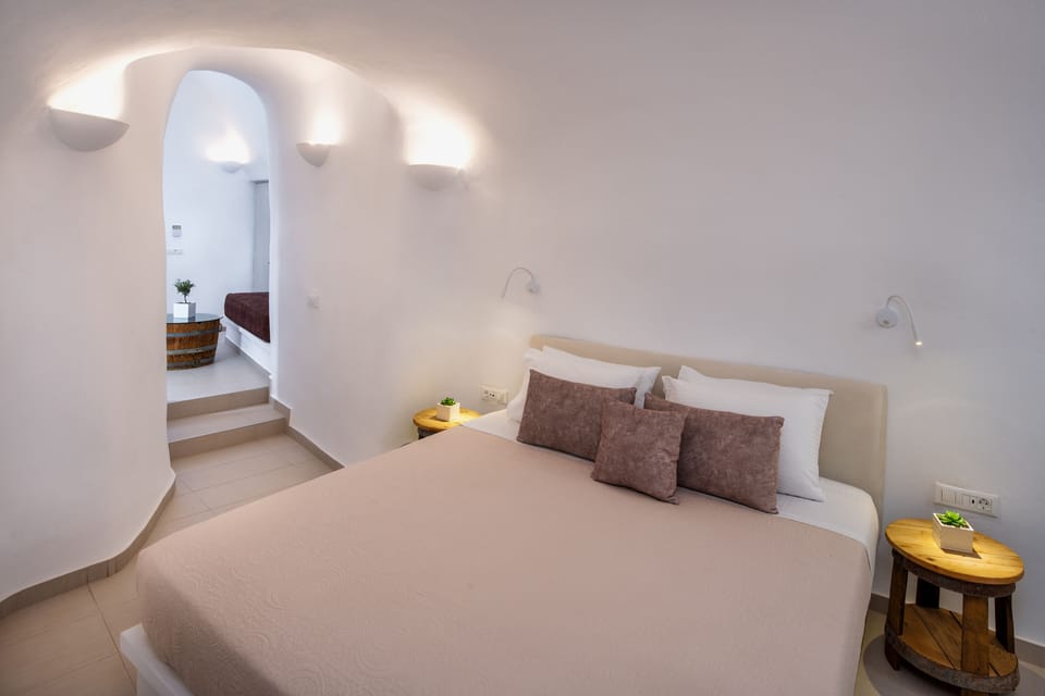 In-room safe, desk, laptop workspace, soundproofing