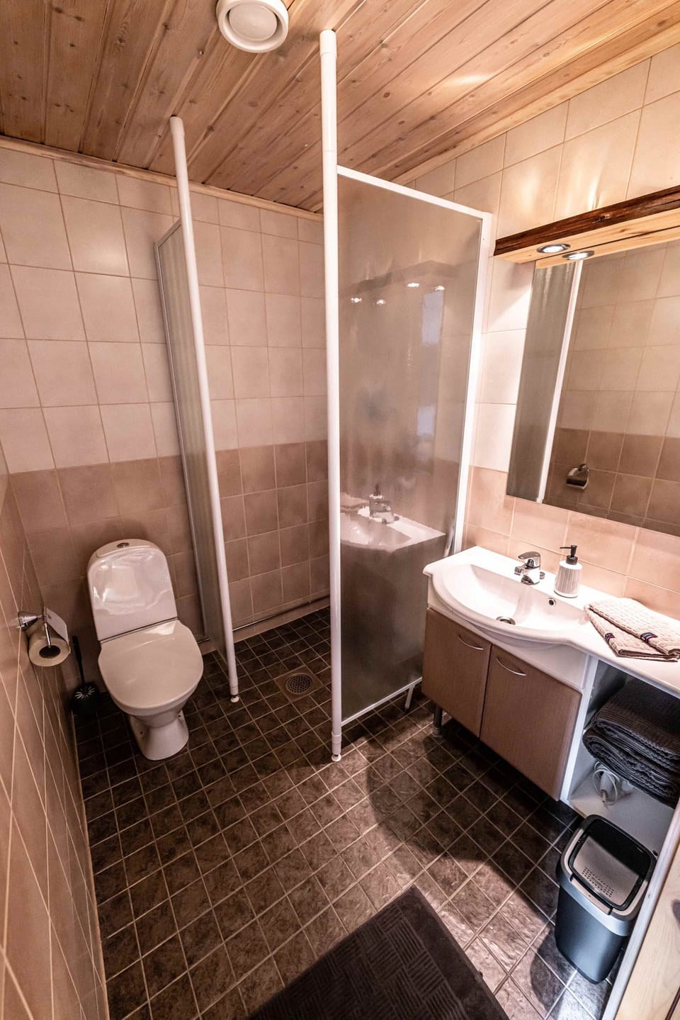 Twin Room | Bathroom | Shower, hair dryer, towels, soap