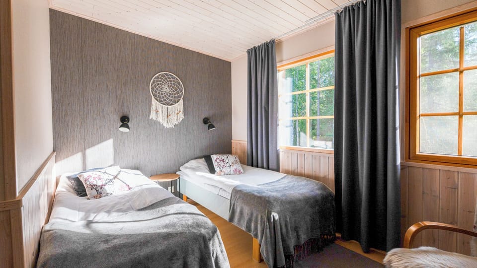 Twin Room | Desk, blackout drapes, free cribs/infant beds, rollaway beds