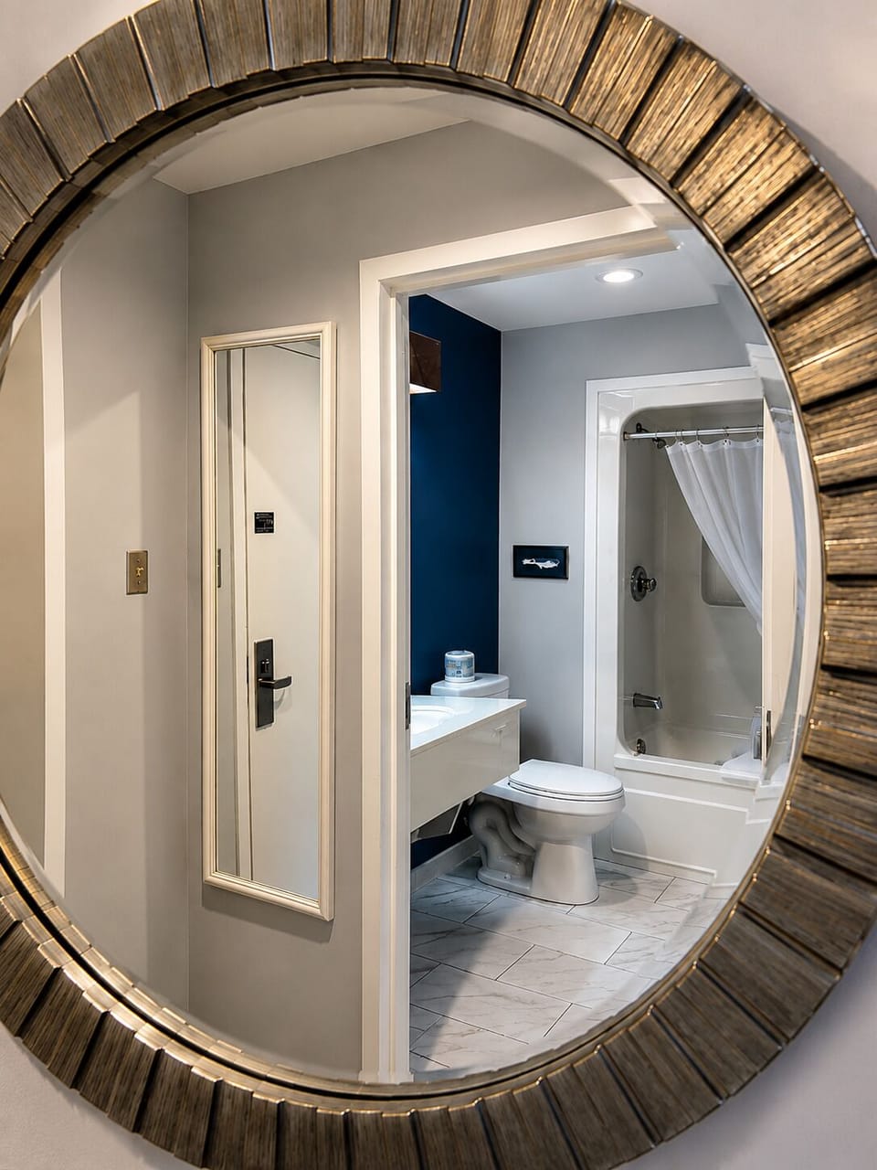 Combined shower/tub, free toiletries, hair dryer, towels