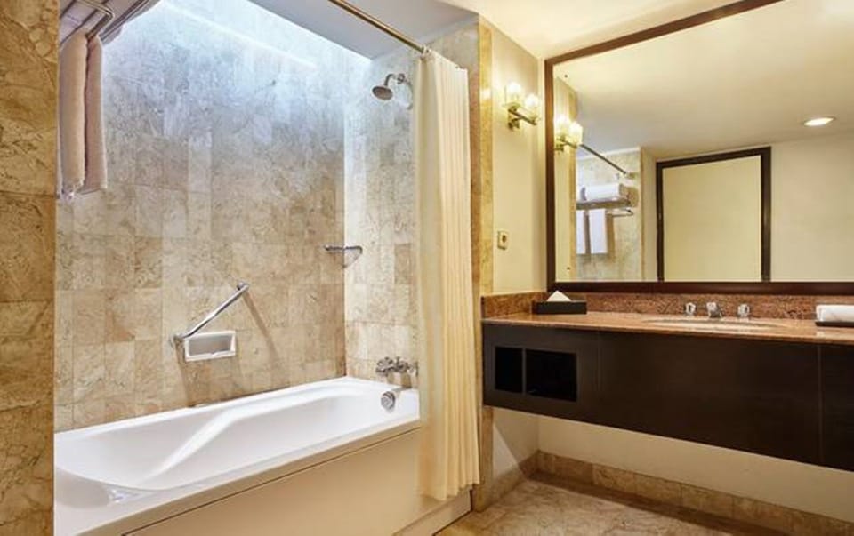 Combined shower/tub, free toiletries, hair dryer, towels