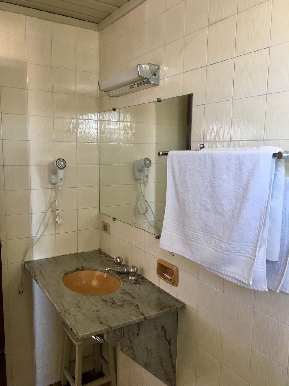 Shower, free toiletries, bidet, towels